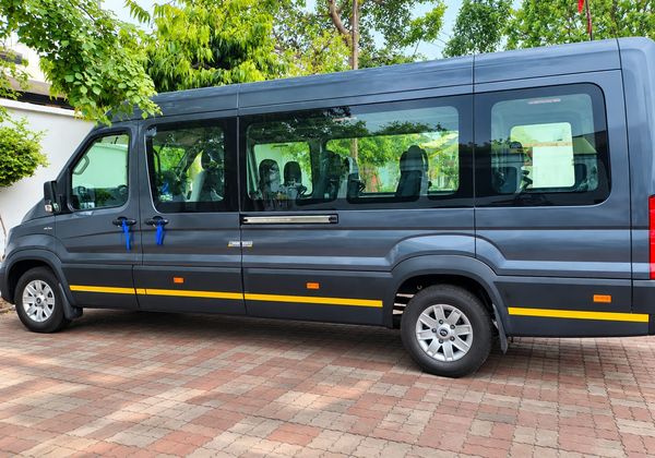 Force Urbania - Agra Cabs